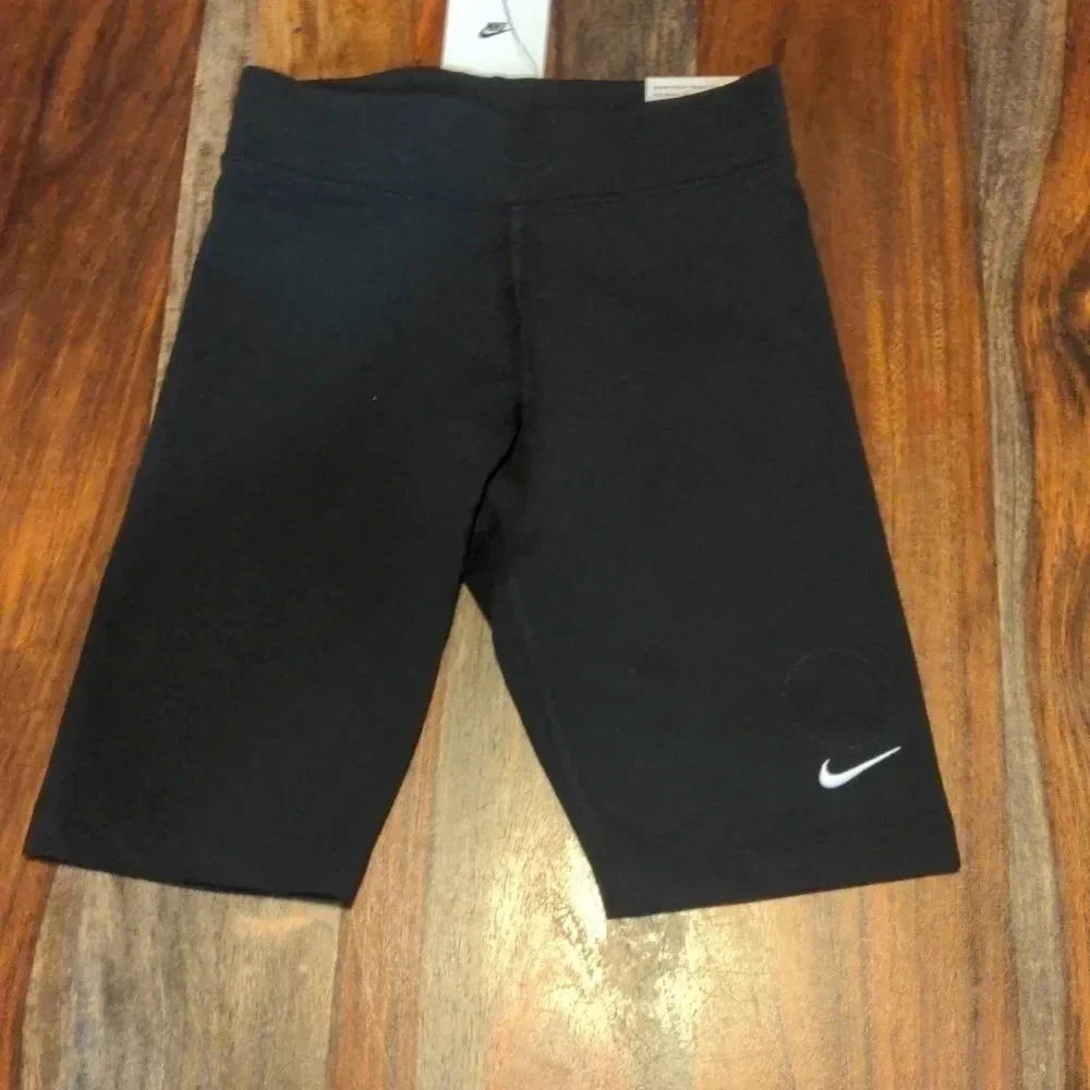 Women's tight fit mid rise biker short